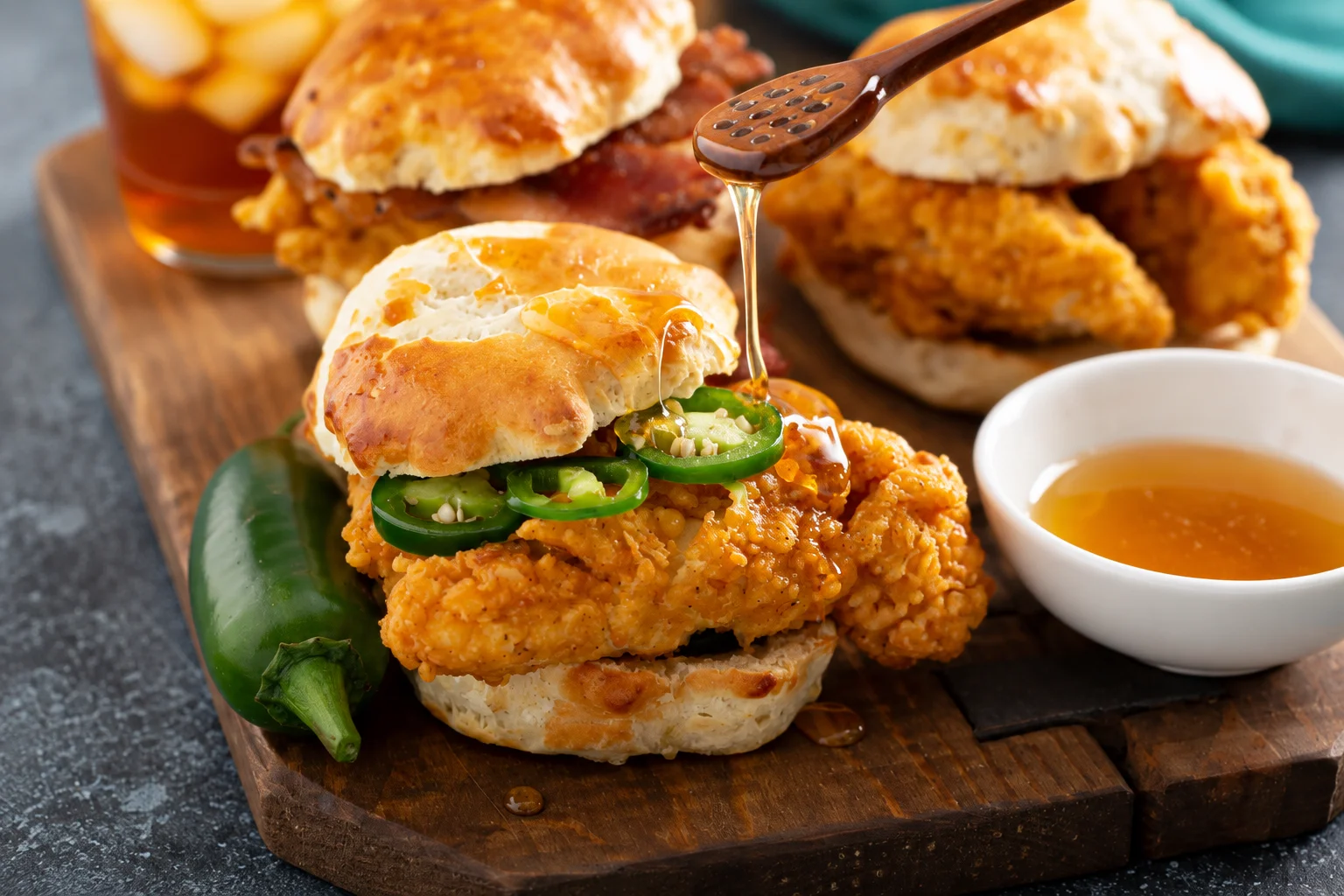 Pittige breakfast biscuit met kip en honing_optimized